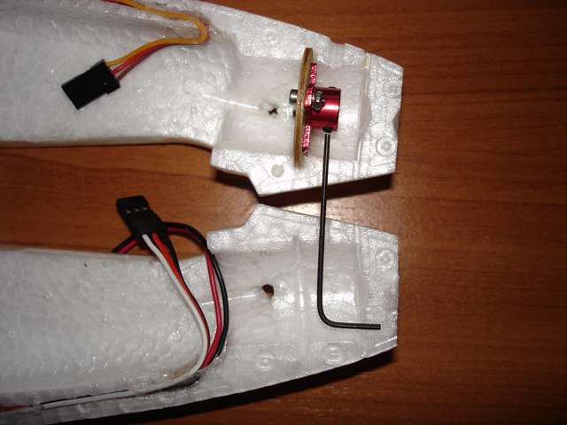 Accesos a tornillos de soporte del motor