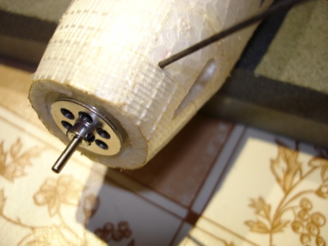 Llave allen trabajando por el nuevo orificio del fuselaje