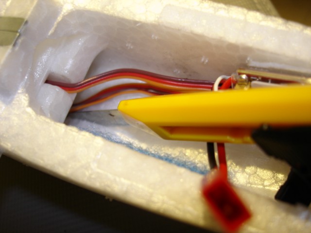 Ranura para los cables de servos