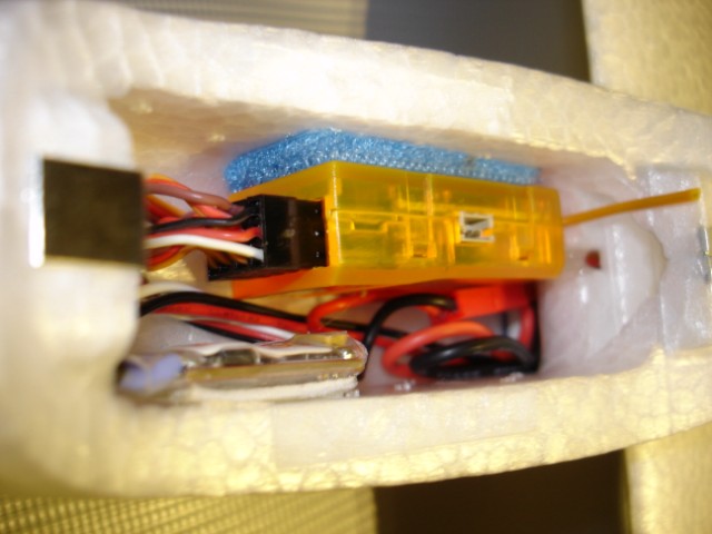 Cables por debajo del receptor