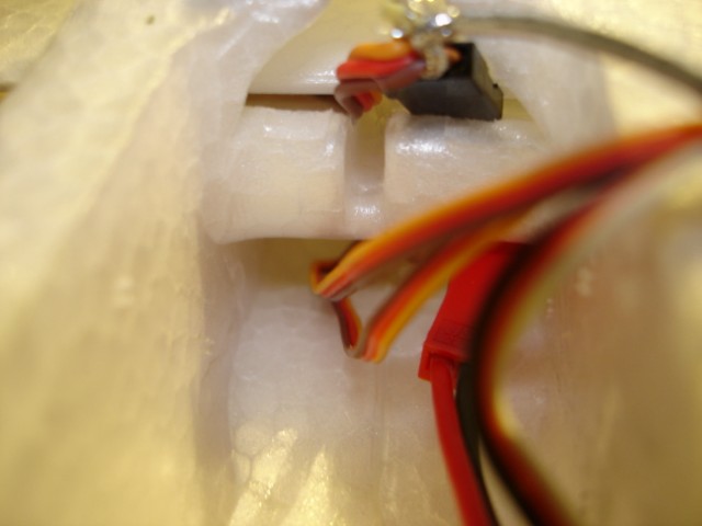 Entrando el cable bajo el ala