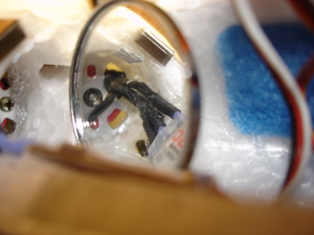 Dos tornillos fijando el soporte del motor